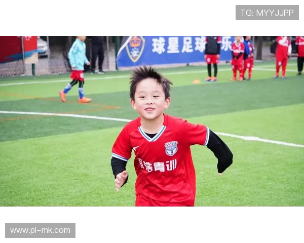 足球球星亲自辅导儿子训练 揭秘明星父亲如何传授足球技巧与人生智慧